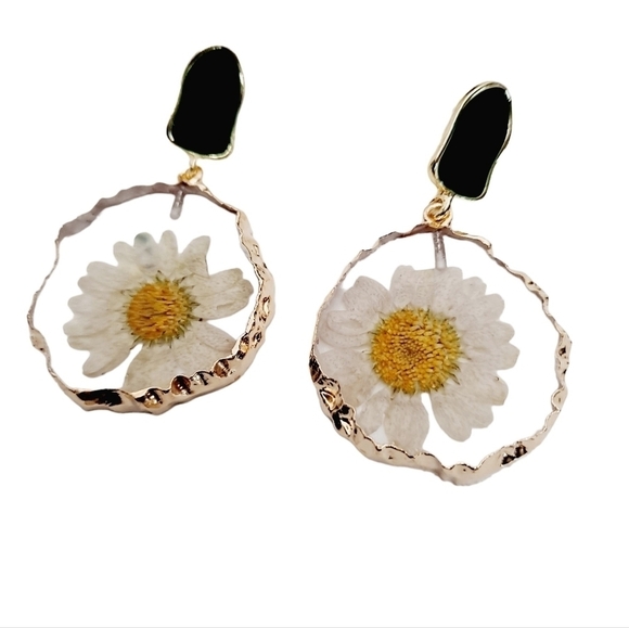 💖 2/$30 Pressed dried daisy flower gold hoop Hippie boho earrings cottagecore - Picture 4 of 12